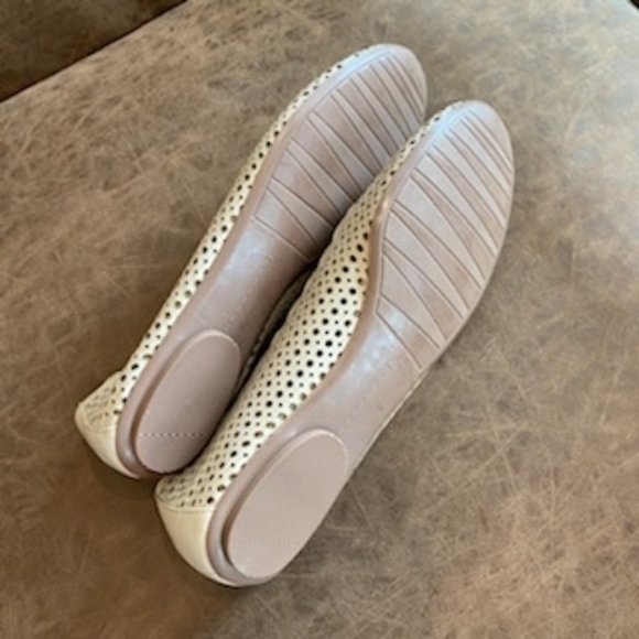 Neiman Marcus scalloped edge flats size 8M - Picture 2 of 14